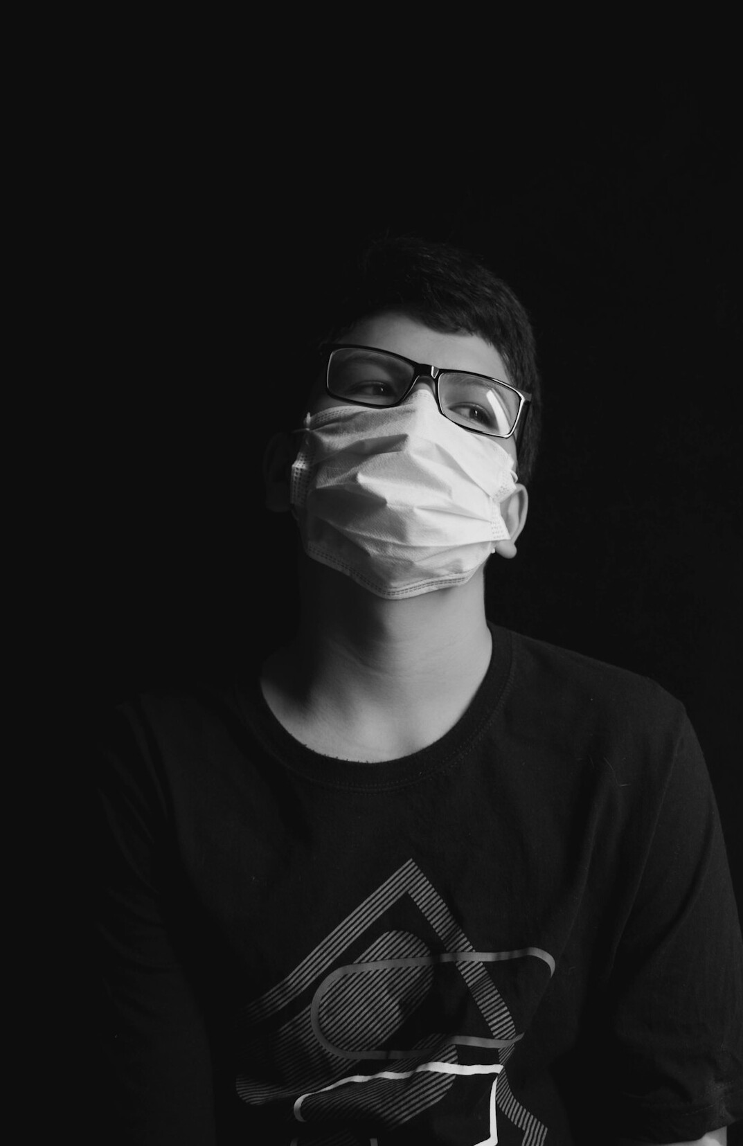 Retrato de estúdio de um homem de meia-idade com óculos